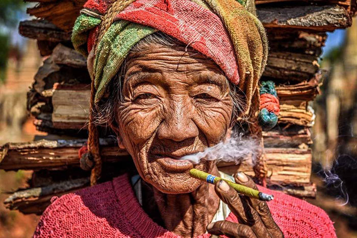 curiosités à voir voyage Birmanie fumeuses de cheroot